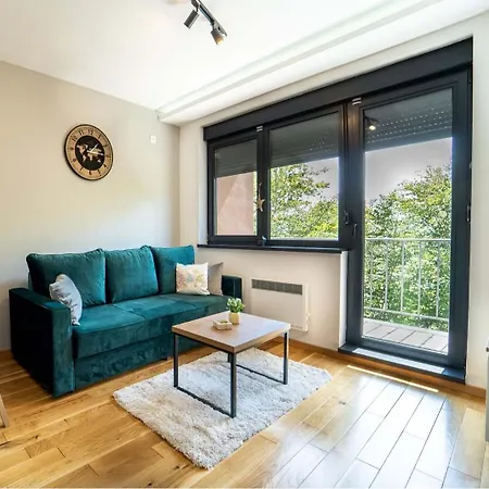 Zvezda Lux Titova ズラティボール